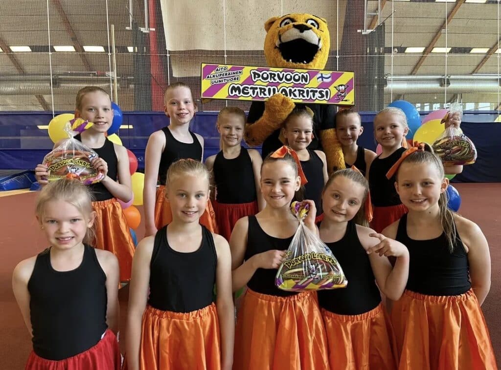 Turun urheiluliiton tytöt poseeraavat metrilakupussien kanssa